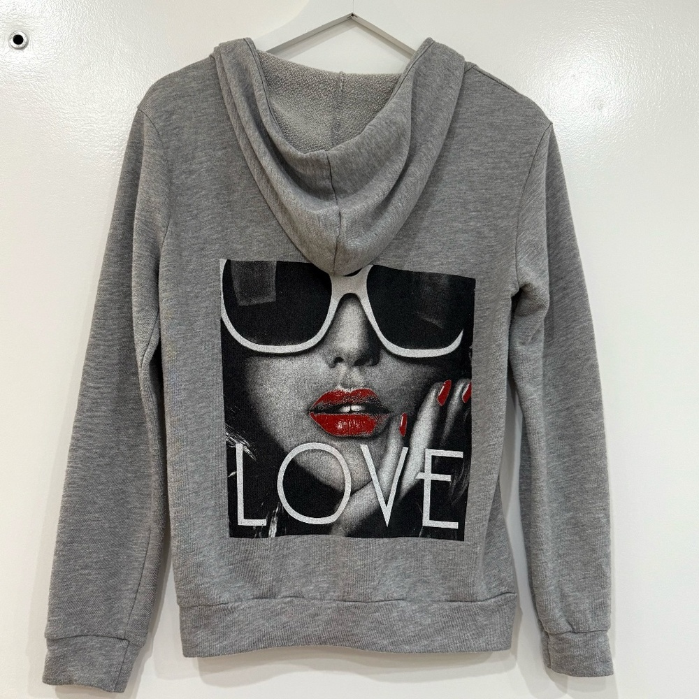 Graphic "LOVE" Pop Art Sunglasses Woman Gray Hoodie Red Lips Y2k Bold Cozy Small